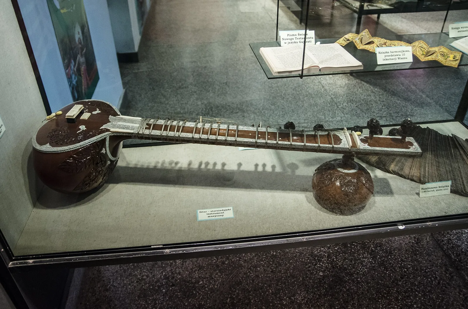 Sitar - staroindyjski instrument muzyczny. Muzeum Misyjno–Etnograficzne Księży Werbistów w Pieniężnie.