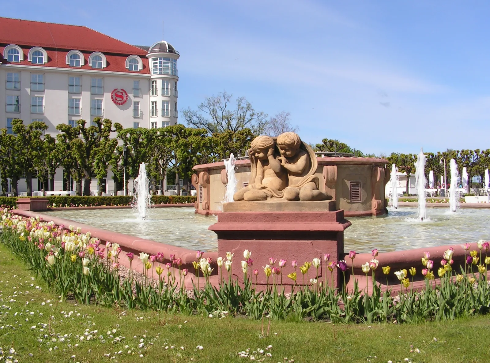 Fountain at Zdrojowy Square in Sopot, on the background there is a Sheraton Hotel.