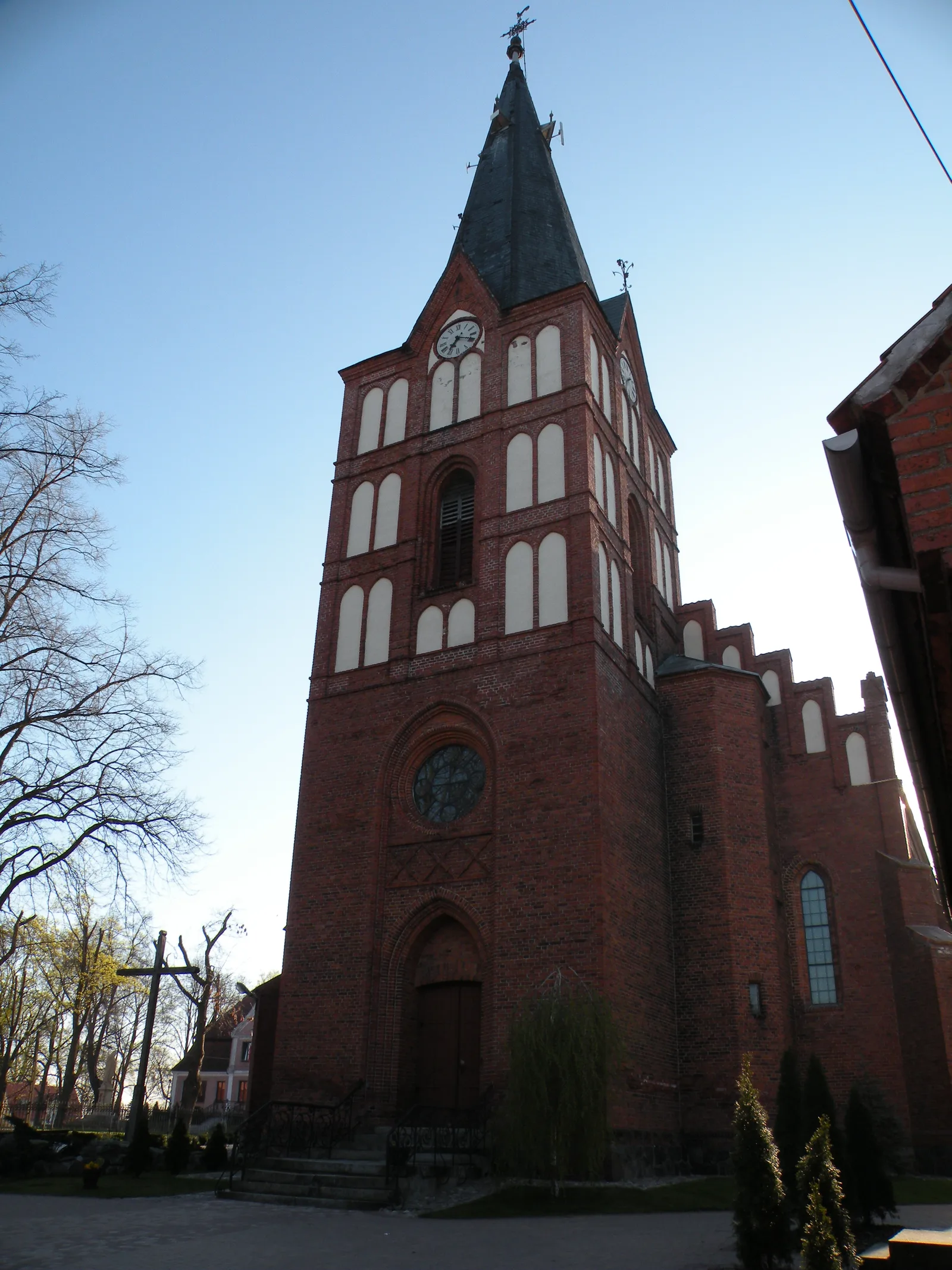 Kościół w Klebarku Wielkim, widok od wejścia głównego, sanktuarium Świętego Krzyża