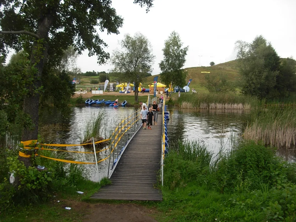 Plaża z wypożyczalnią kajaków i łodzi w Leśnym Parku Kultury i Wypoczynku w Bydgoszczy