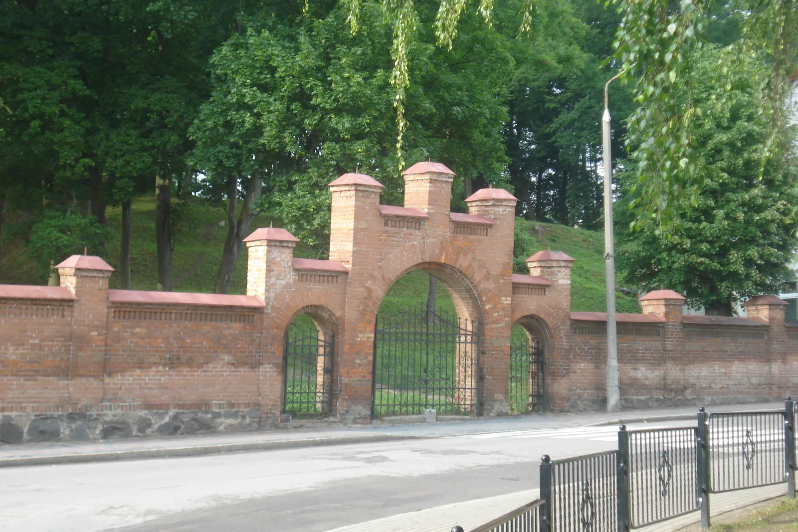 Barczewo: brama cmentarna