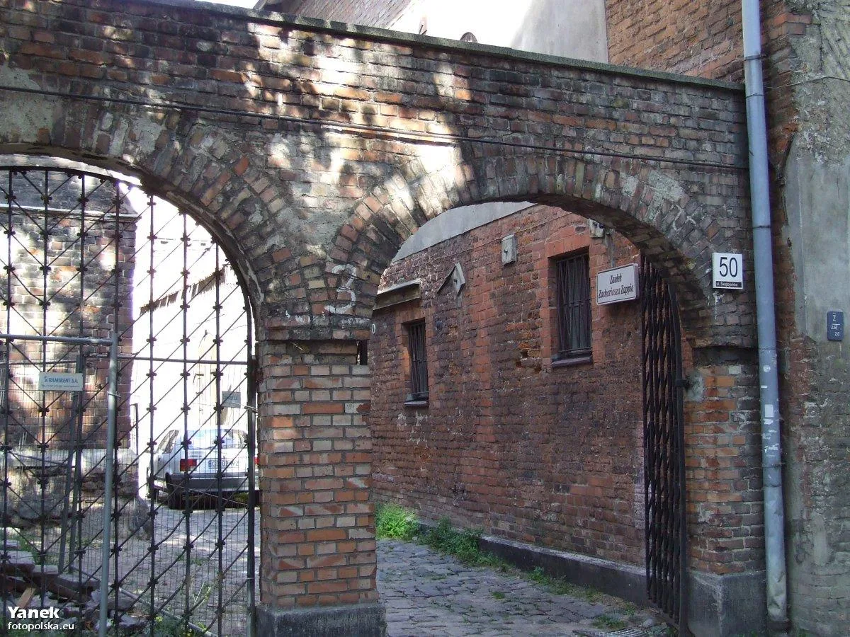 Brama wiodąca do tajemniczego zaułka ... od strony ul. Świętojańskiej