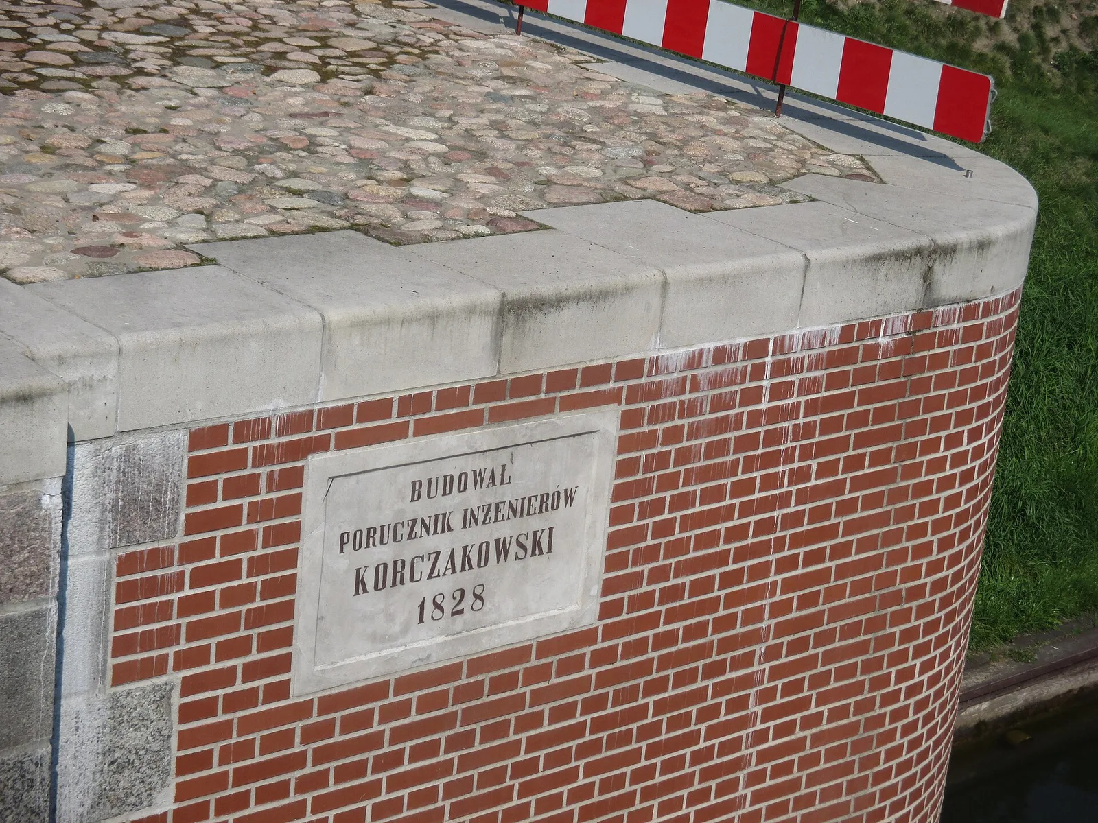 Tablica z nazwiskiem konstruktora śluzy