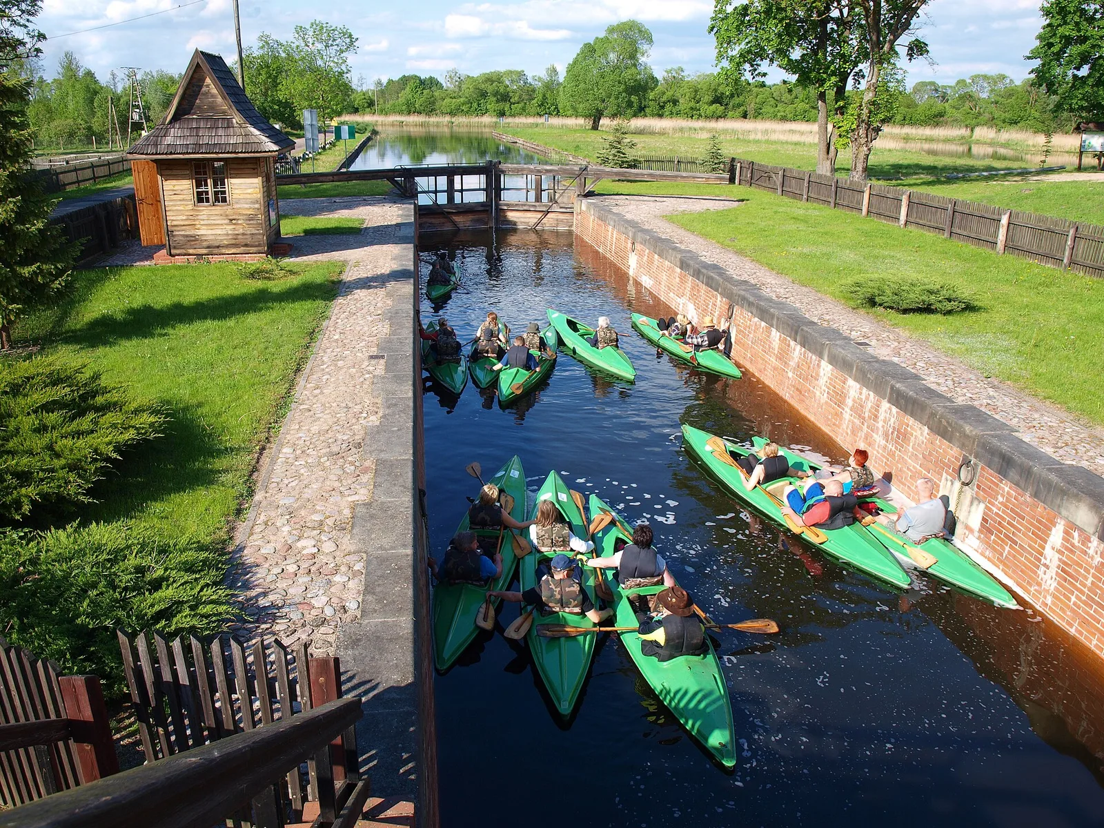 Śluzowanie kajaków na Kanale Augustowskim (śluza Dębowo) Biebrzański Park Narodowy