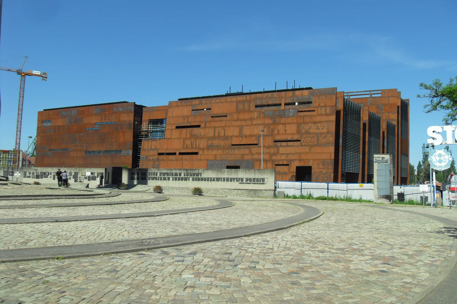 Gmach ECS z rdzawej blachy cortenowskiej przy placu Solidarności