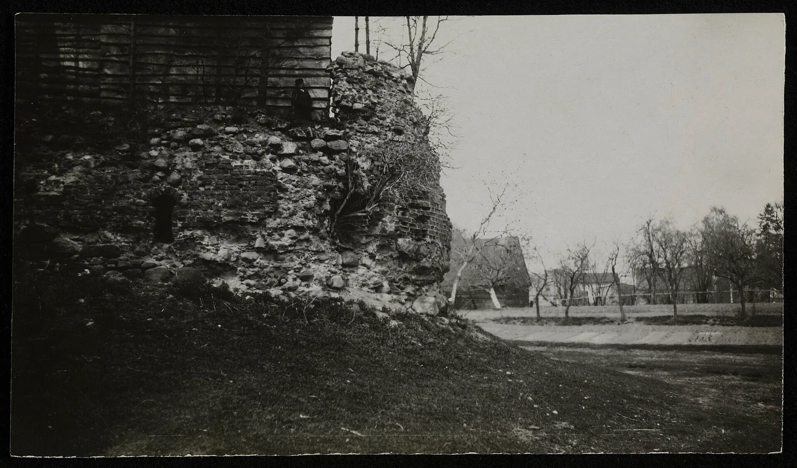 Tytuł : Lubawa, resztki zamku Adres wydawniczy : [między 1920 i 1929] Gatunek : odbitka na papierze srebrowo-żelatynowym; fotografia krajoznawcza Forma i typ : fotografie Opis fizy