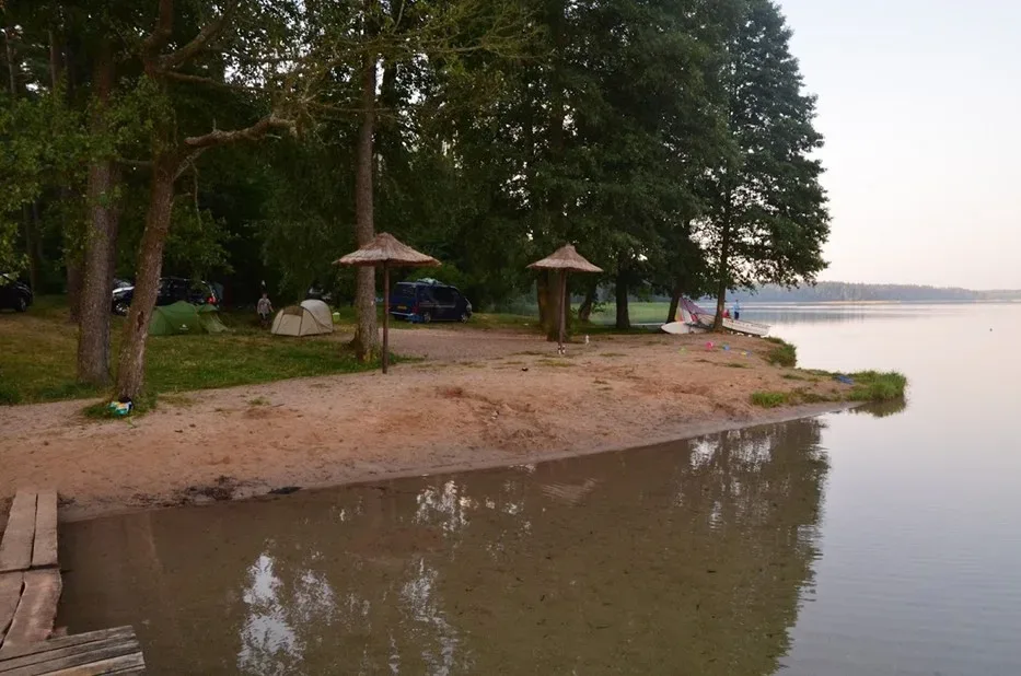 Plaża w Serwach nad jeziorem Serwy