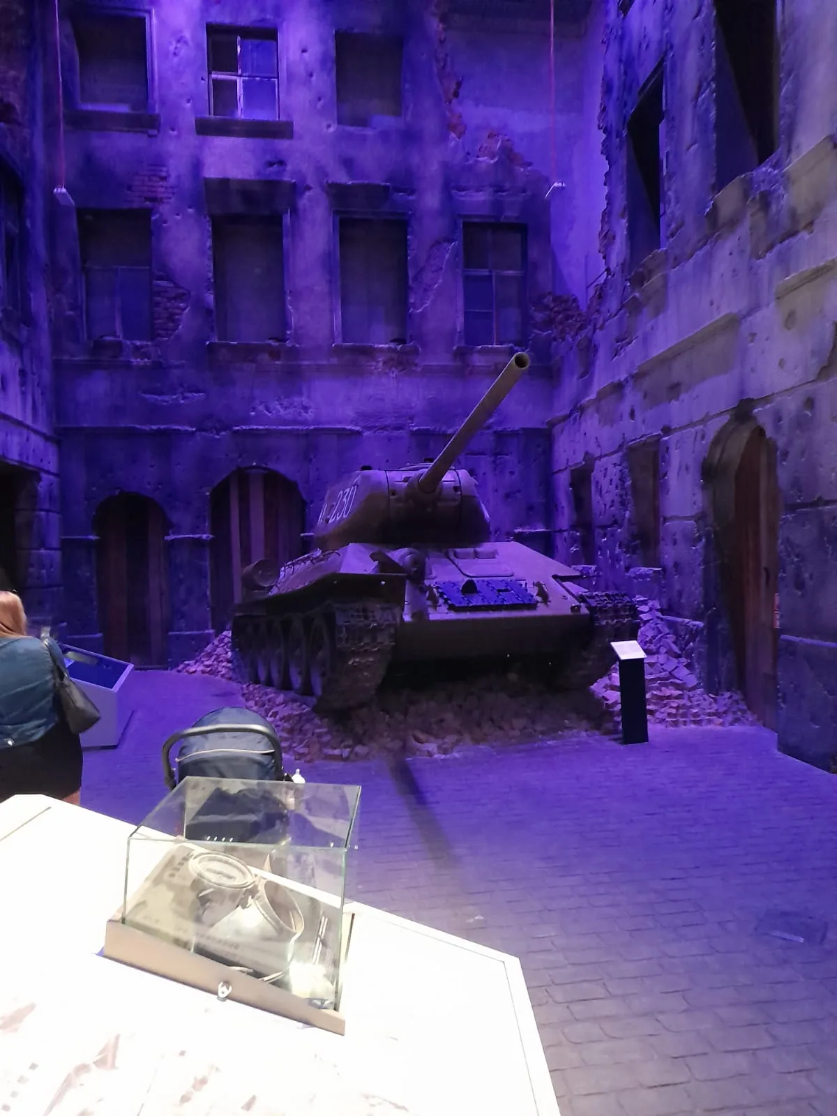 Zbombardowana ulica Warszawy w muzeum drugiej wojny światowej w Gdańsku