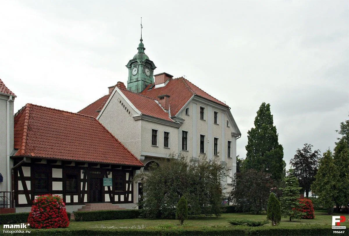 Po lewej Strażnica Bośniacka – ryglowy budynek z ok. XVIII w. gdzie w roku 1790 stacjonował 9 Pułk Bośniaków. Obecnie mieści się tu izba pamięci, poświęcona niemieckiemu pisarzowi,
