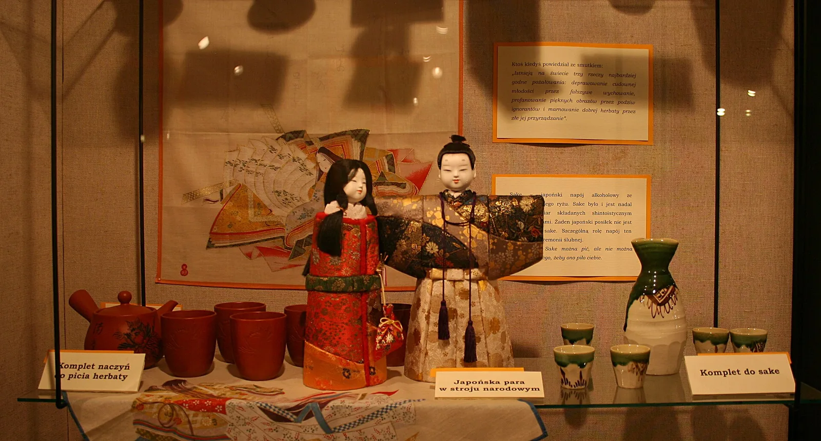 Po lewej komplet naczyń do picia herbaty, po prawej stronie zestaw do picia sake - eksponaty na wystawie w sali japońskiej w Muzeum Misyjno-Etnograficznym w Pieniężnie .
