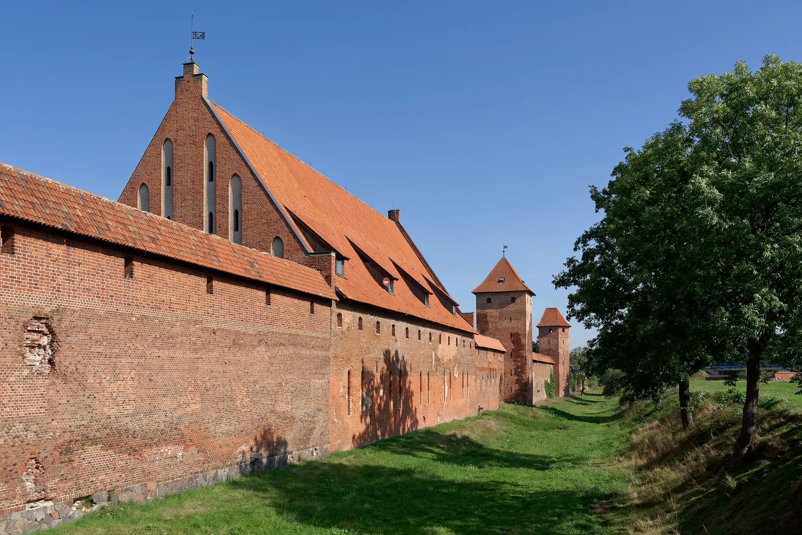 Walls, towers (Prochowa and Trójścienna) and a moat in the eastern part of Malbork Castle