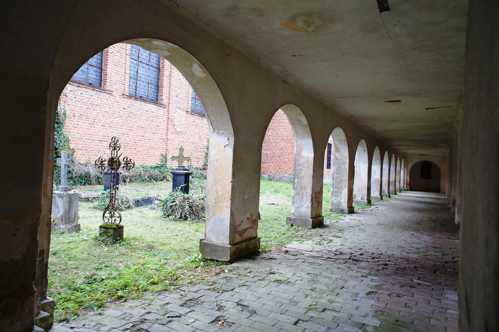 Chwalęcin - krużganki kościóła parafialnego pw. św. Krzyża (zabytek nr A-203)