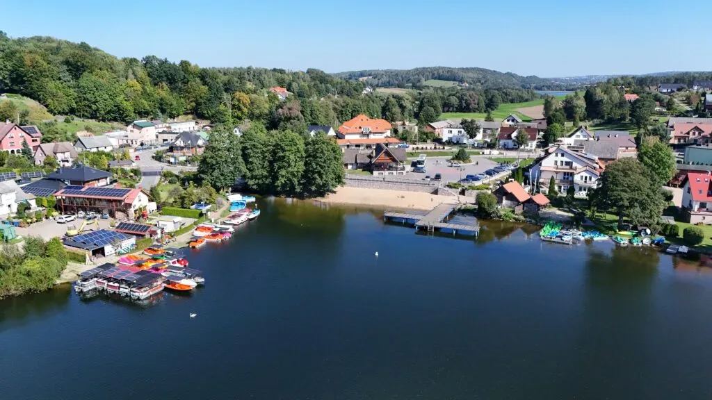 Kąpielisko i molo nad Jeziorem Ostrzyckim