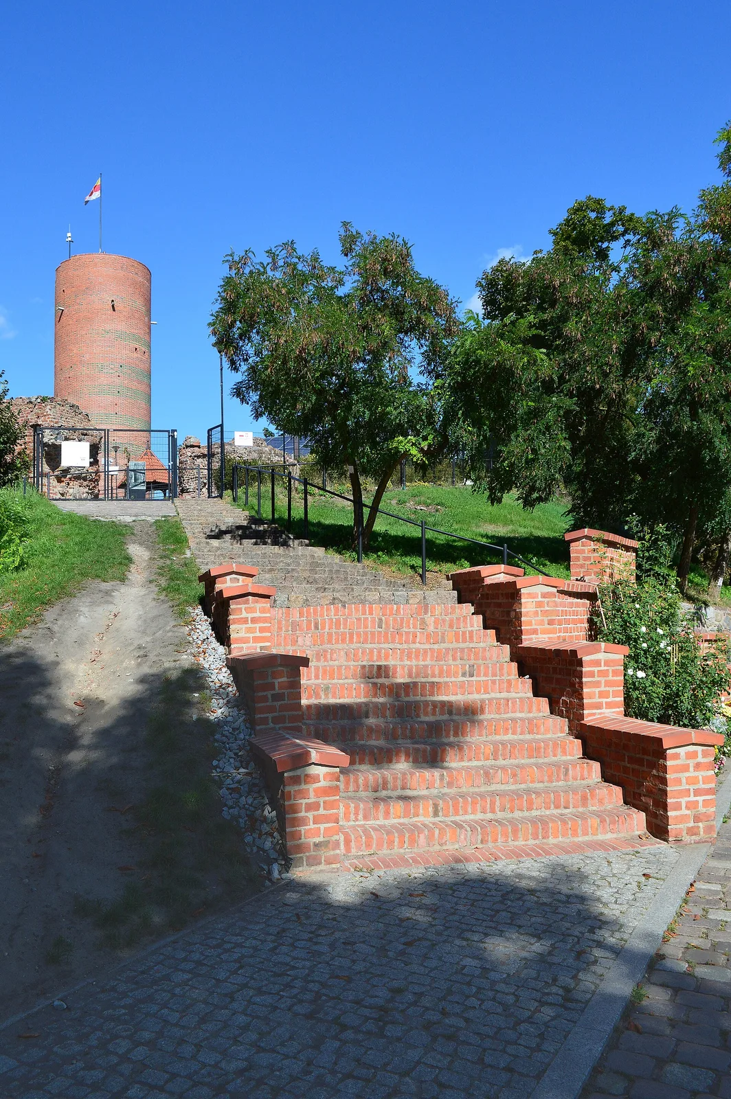 Grudziądz is a city in northern Poland which is located on the Vistula River , lying within the Kuyavian-Pomeranian Voivodeship . The Old Town of Grudziądz and 14th-century granari