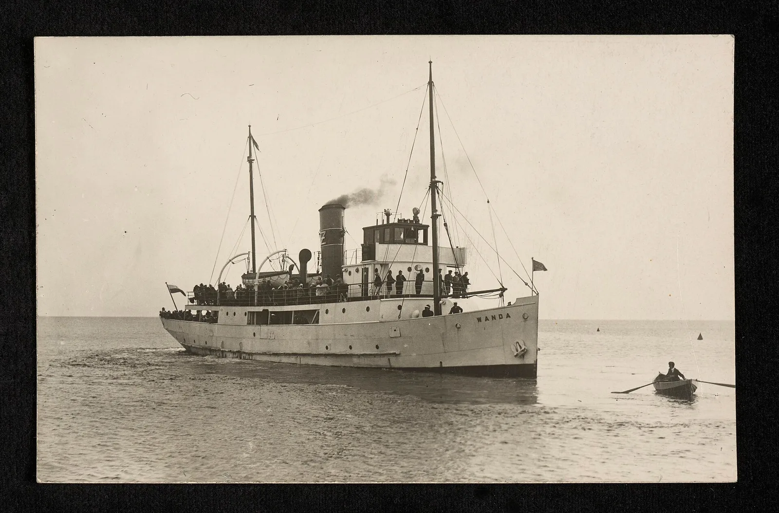 Tytuł : Statek pasażerski "Wanda". Adres wydawniczy : [między 1930 i 1939] Gatunek : fotografia krajoznawcza; odbitka na papierze srebrowo-żelatynowym Forma i typ : fotografie Opis