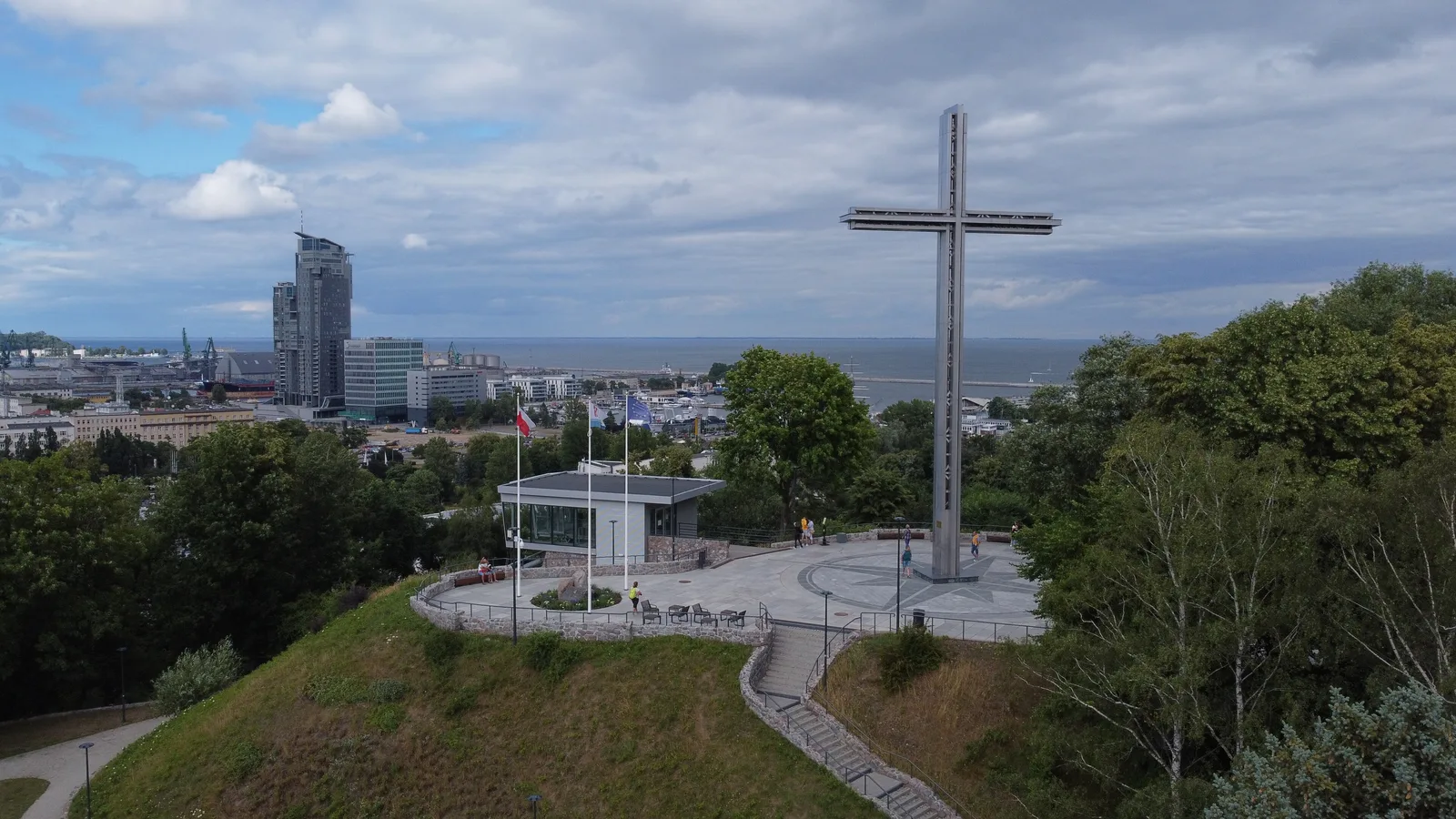 Krzyż na Kamiennej Górze. W tle wejście do portu w Gdyni.