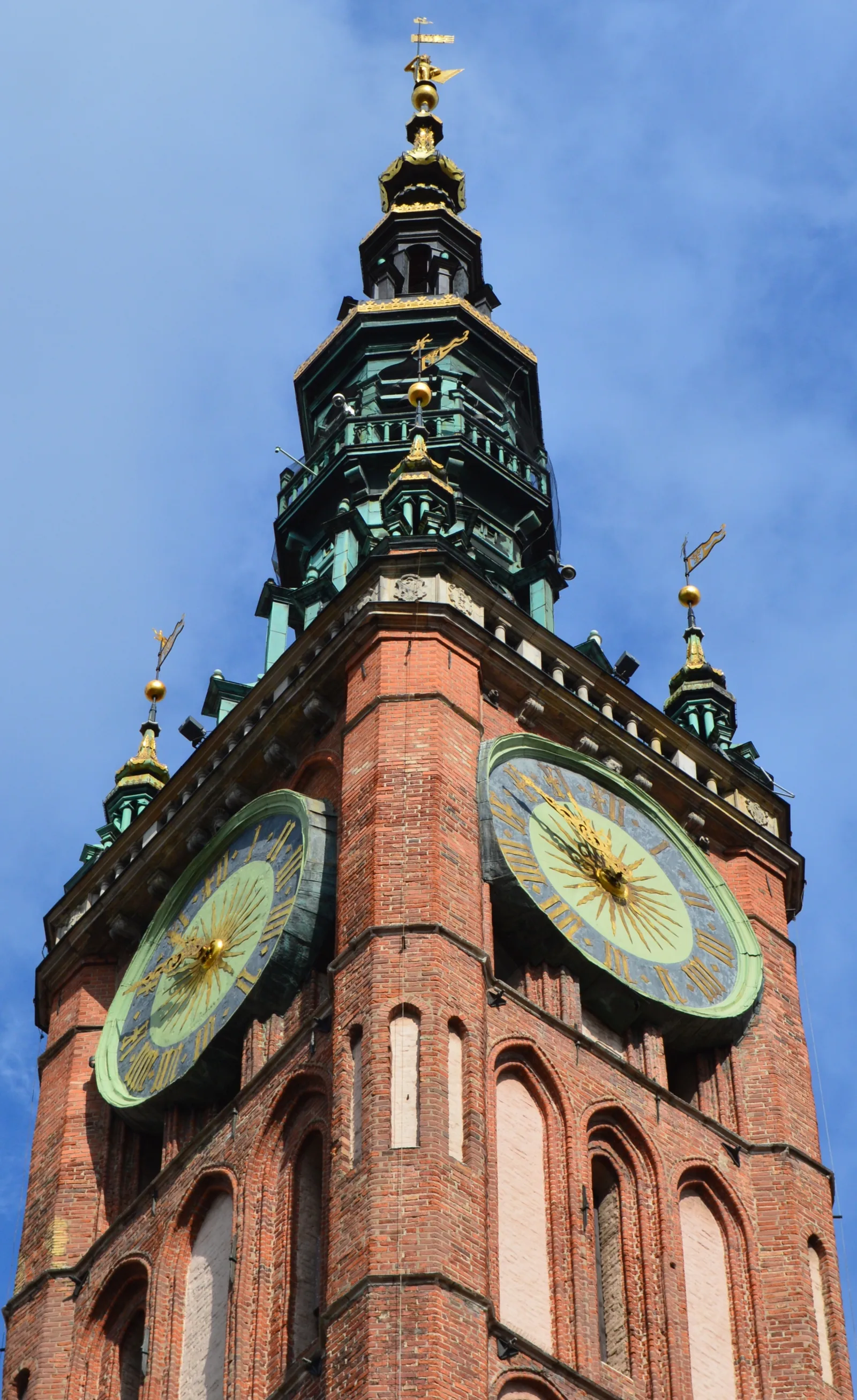 Gdańsk is a city on the Baltic coast of northern Poland and is the capital and largest city of the Pomeranian Voivodeship . It is Poland's principal seaport and the country's fourt
