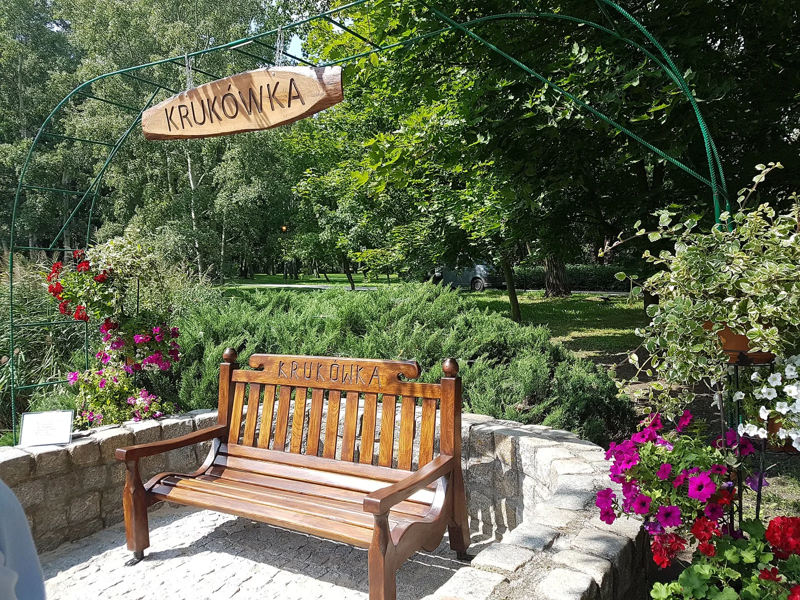 krukówka, ławeczka, Park Solankowy w Inowrocławiu - 27 lipca 2018 roku w Parku Solankowym w Inowrocławiu przy jednym ze stawów pojawiła się niezwykła ławeczka, w otoczeniu pięknych