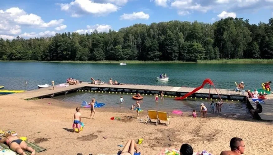 Plaża w Serwach nad jeziorem Serwy