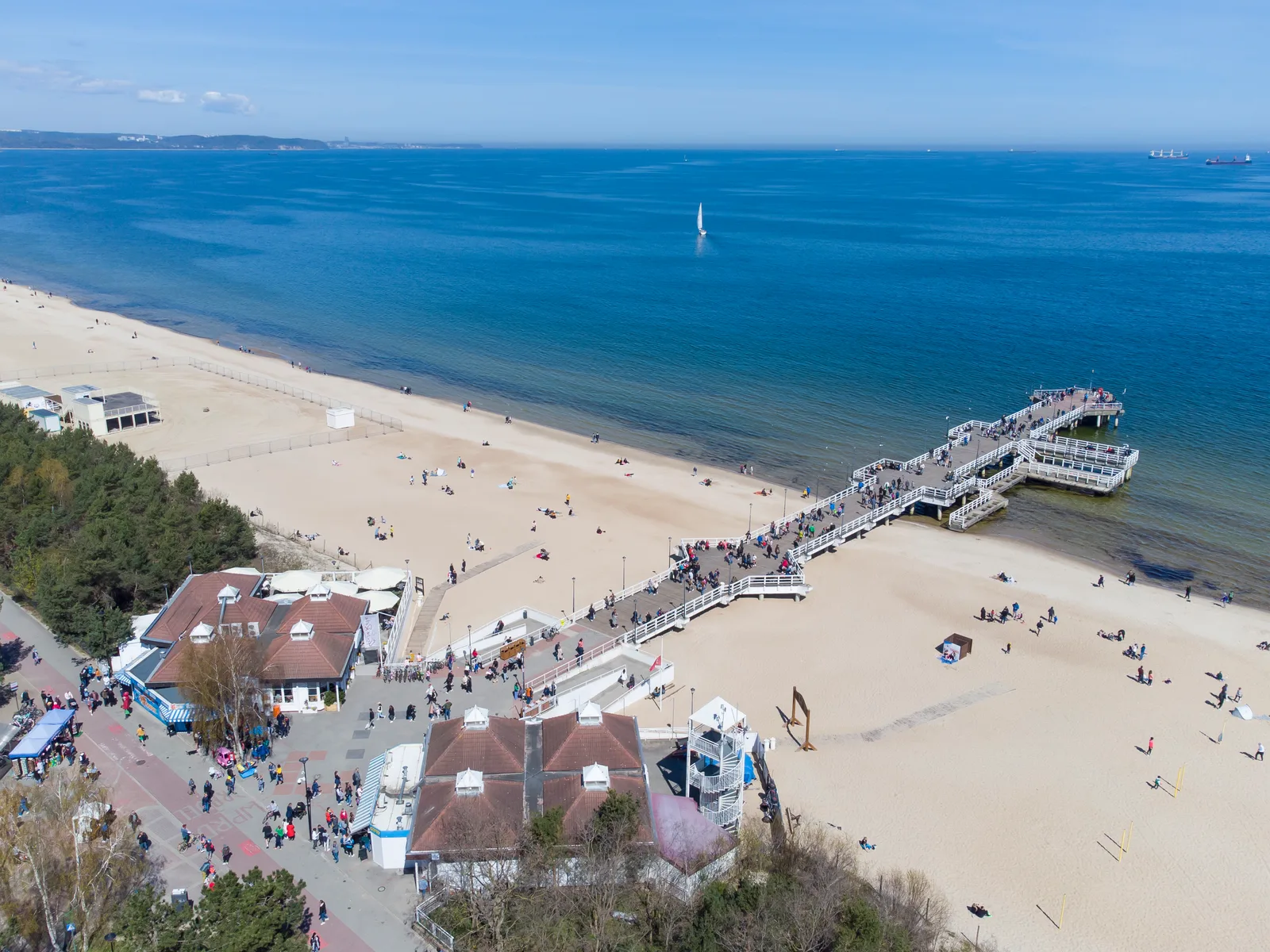 Molo w Brzeźnie i plaża z lotu ptaka