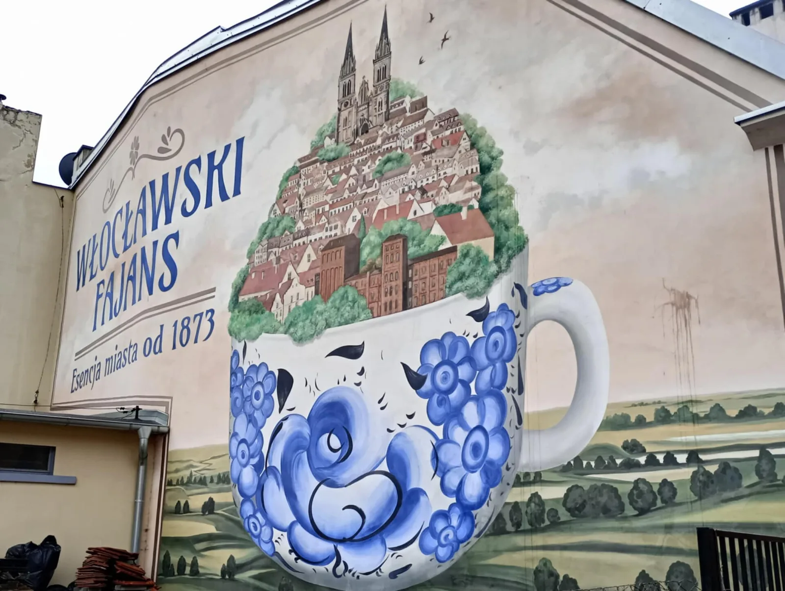 Mural przy ul. Wojska Polskiego we Włocławku, nawiązującego do produkowanego od 1873 roku fajansu. Autorem projektu był Dawid Celek, zaś obraz wykonała firma Tomasza Smieszkoła.
