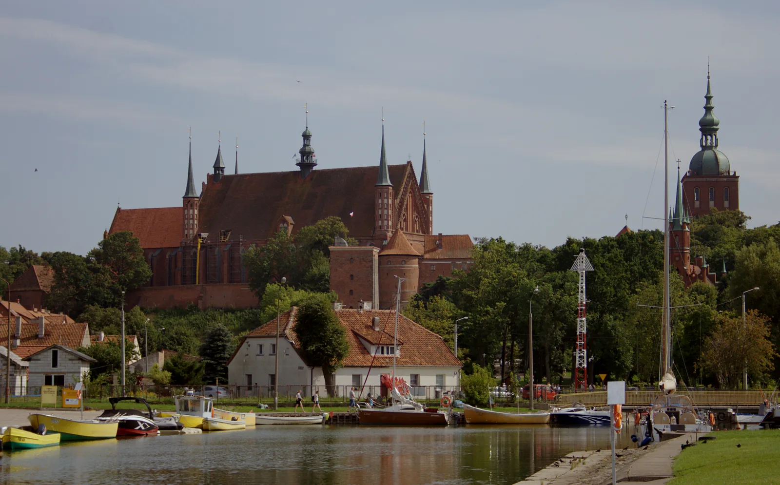 Wzgórze katedralne we Fromborku widziane z portu