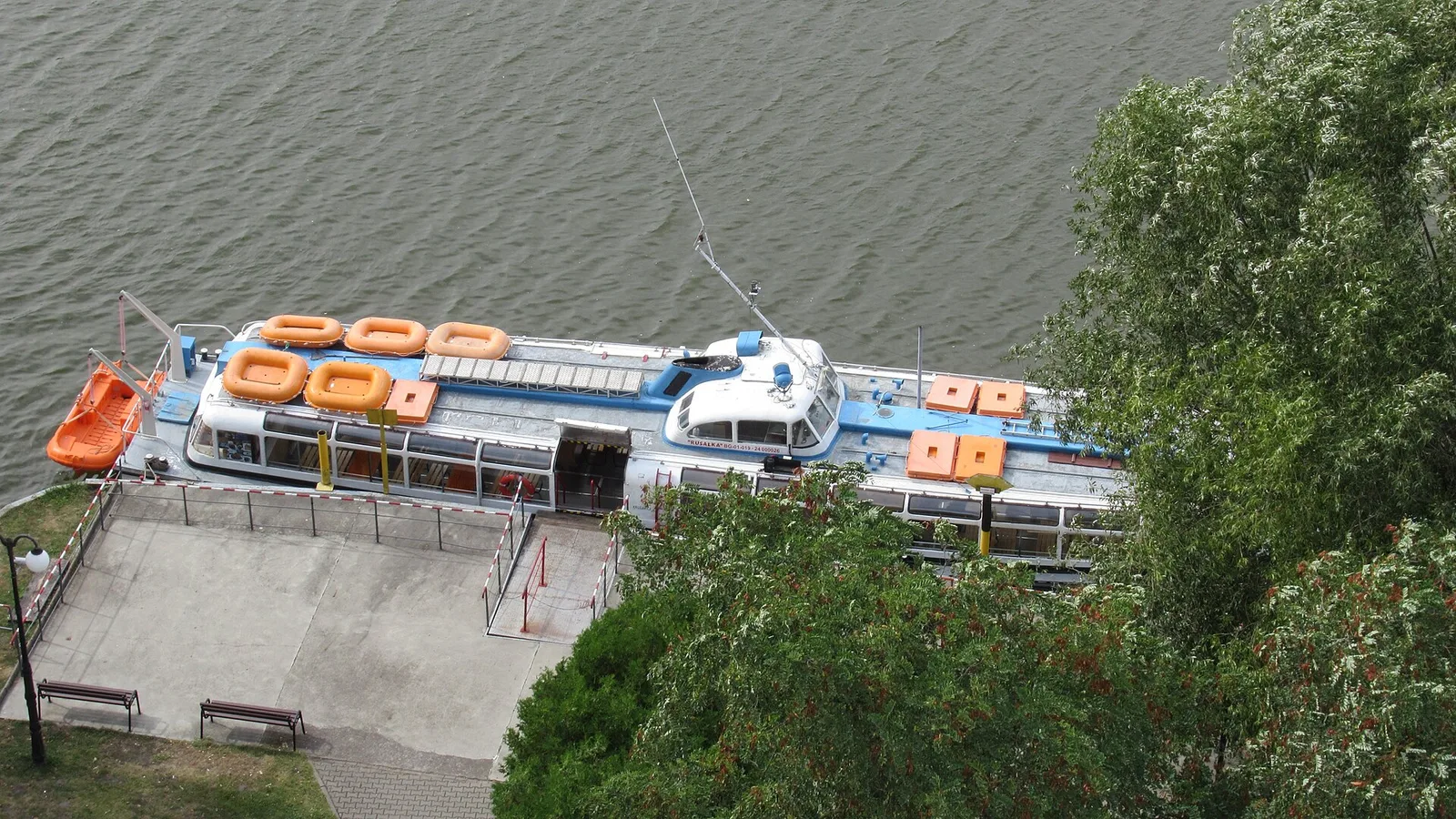 Kruszwica (woj. kujawsko-pomorskie, Polska) — przystań i stateczek „Rusałka” widziane z Mysiej Wieży.