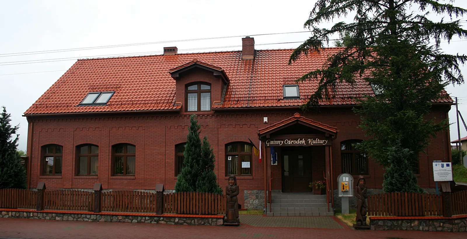 Budynek ośrodka kultury w Sierakowicach, w którym mieści się ekspozycja muzealna