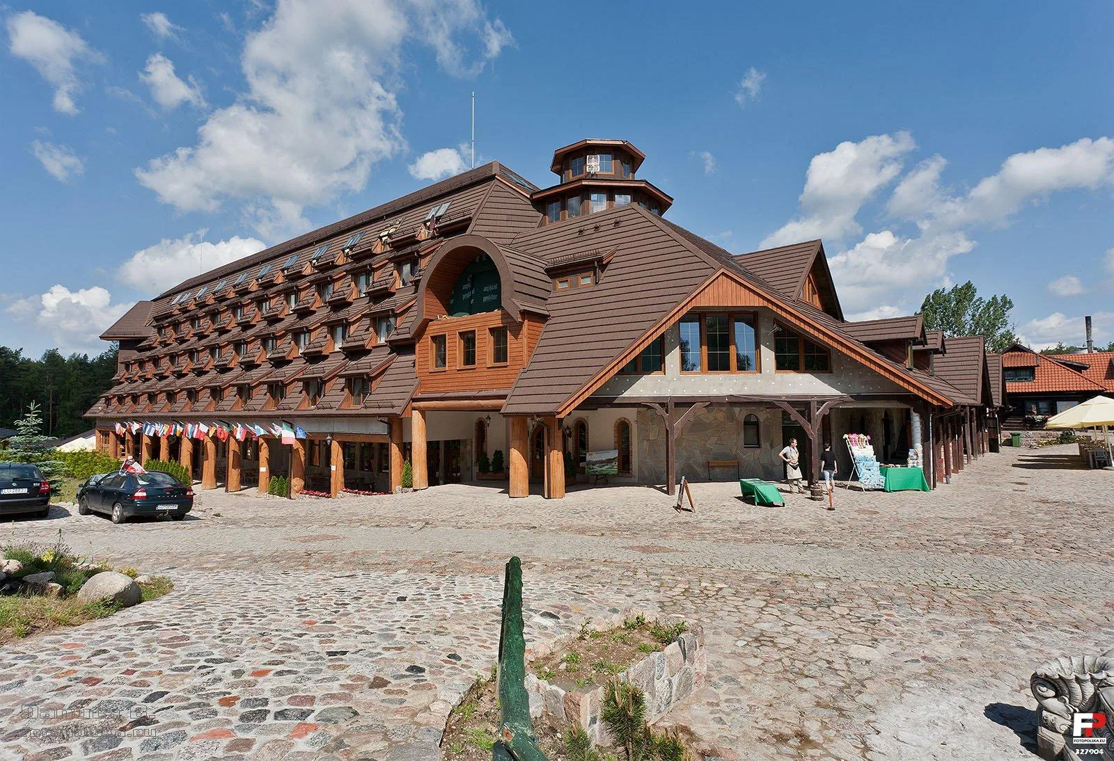 Hotel na terenie skansenu martyrologicznego (dla miłośników:). Standart dobry, jedzenie smaczne. Jak ktoś dostanie pokój z oknami wychodzącymi na przeciwną stronę, kołysanka do snu