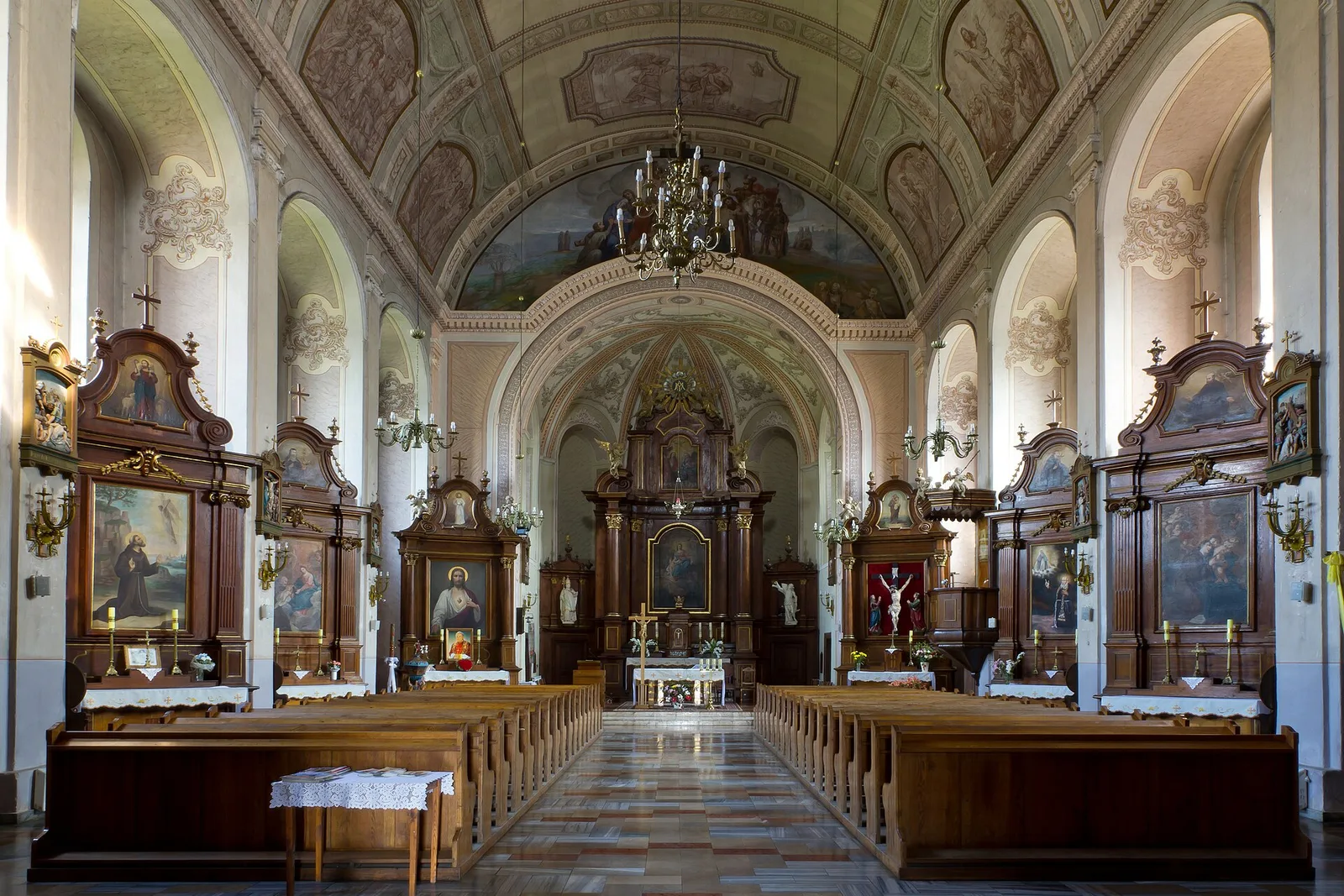 Wnętrze kościoła pod wezwaniem Narodzenia Najświętszej Maryi Panny i Świętego Sebastiana Męczennika w Rywałdzie