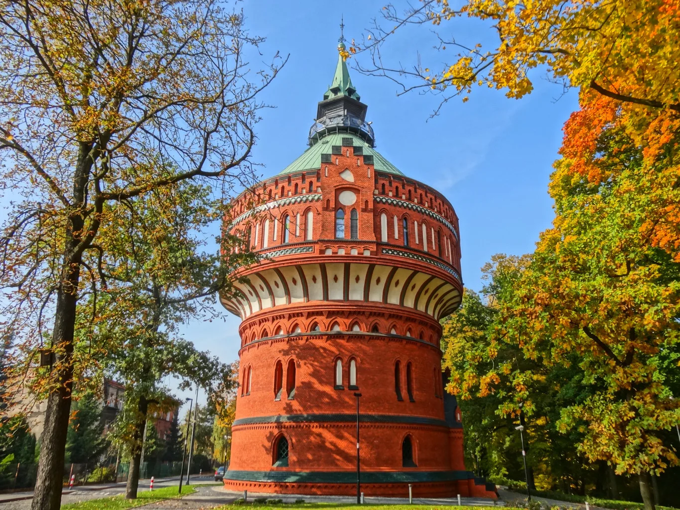 Wieża ciśnień w Bydgoszczy przy ul. Filareckiej, zbud. w 1900 roku, mieści Muzeum Wodociągów i Kanalizacji, a na szczycie galerię widokową