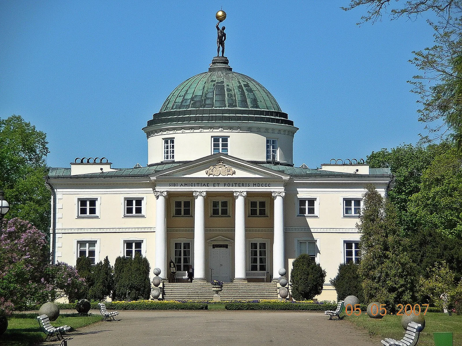 Lubostroń pałac zdjęcie frontu budynku.
