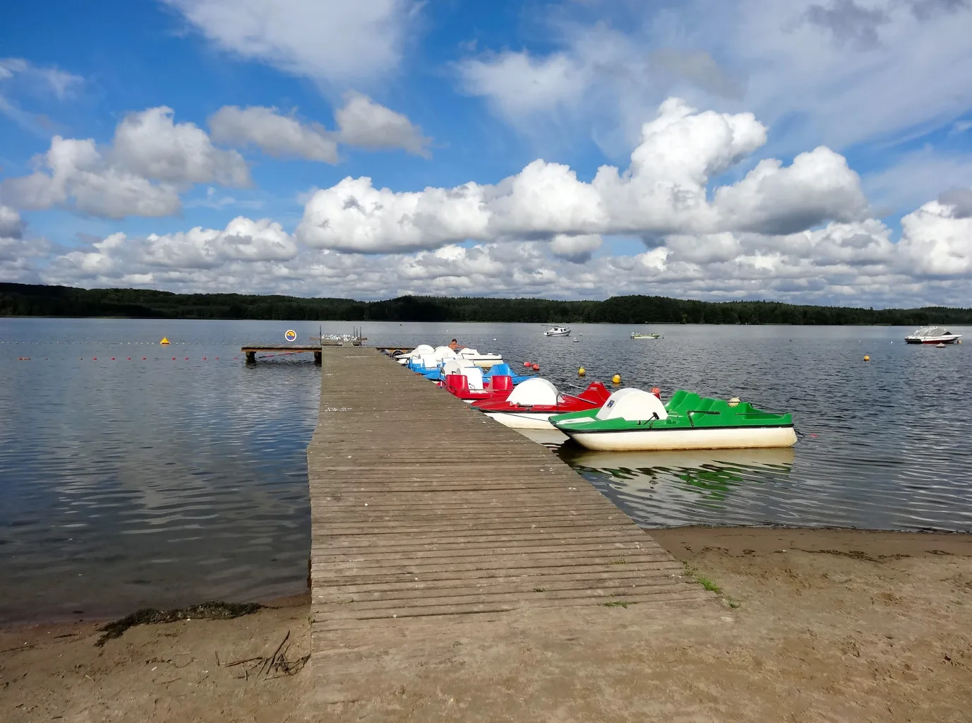 Plaża nad jeziorem Charzykowskim w Charzykowach