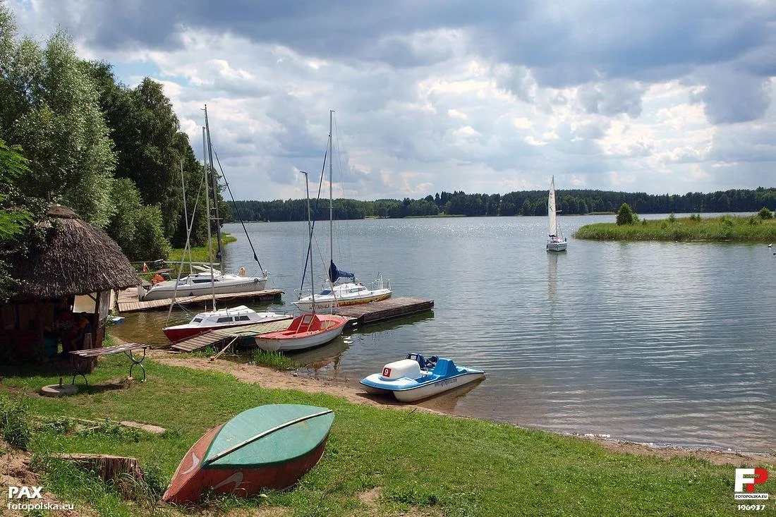 Wdzydze Kiszewskie - przystań jachtowa z ładnym widokiem na Jezioro Gołuń.