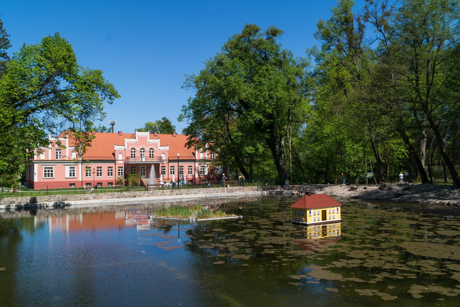 Widok na Pałac Przebendowskich i Keyserlingów od strony wyremontowanego stawu w Parku Miejskim im. Majkowskiego w Wejherowie.