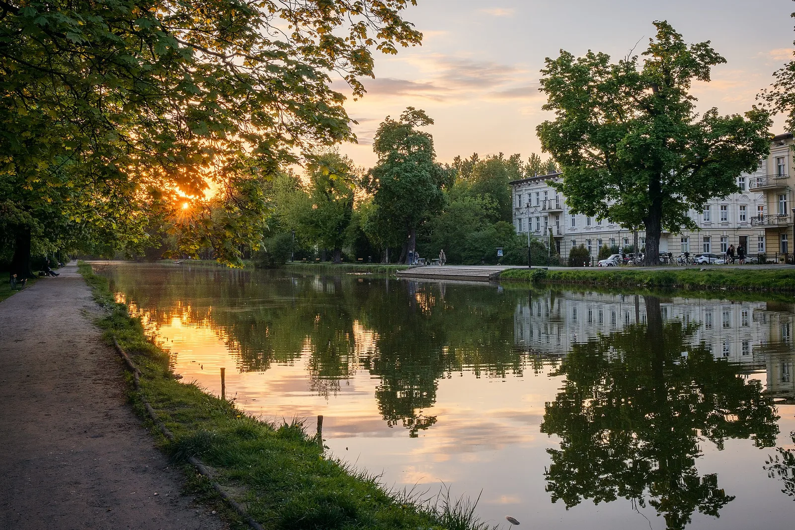 Planty nad Starym Kanałem Bydgoskim podczas zachodu słońca.