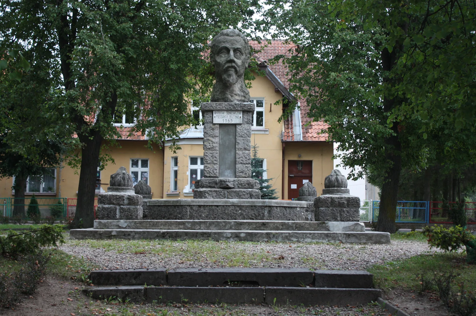 The making of this document was supported by Wikimedia Polska .
