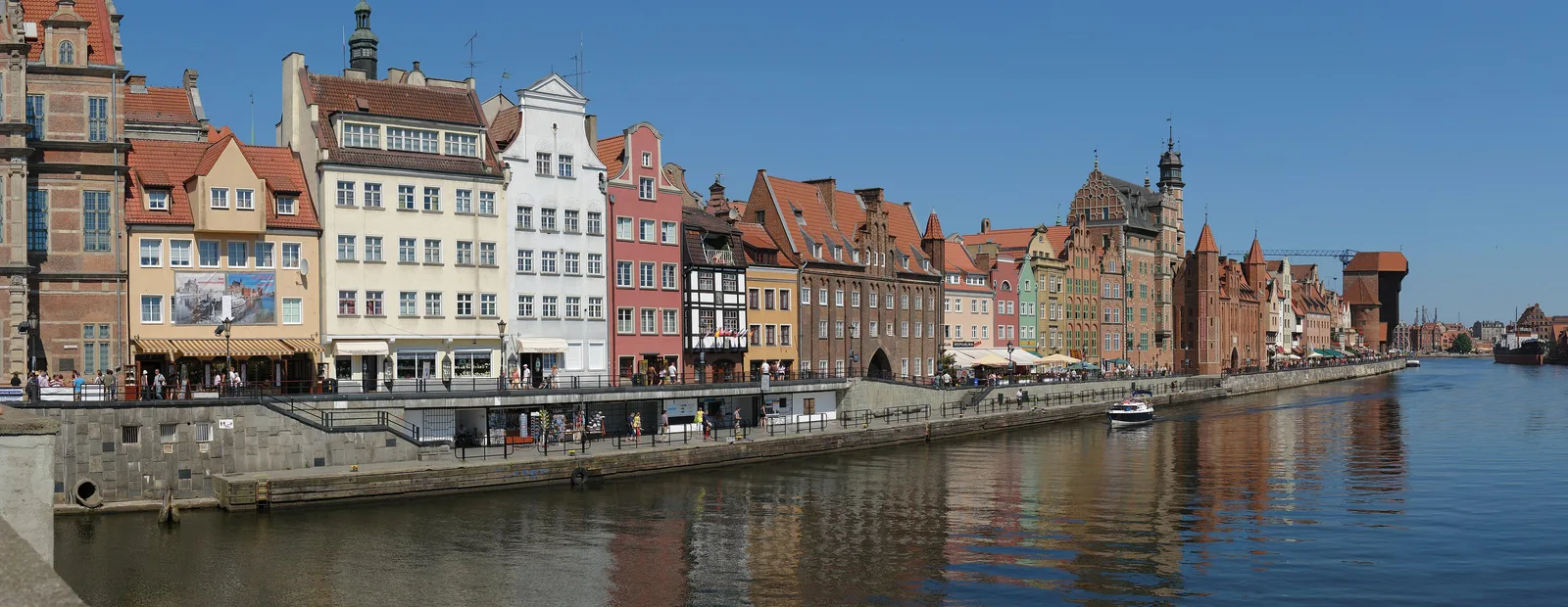 panorama Długiego Pobrzeża i Głównego Miasta Gdańska znad Motławy