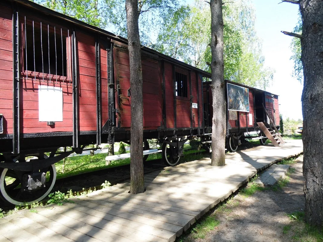 CEPR - Szymbark. Wagony do transportu zesłańców na Syberię.