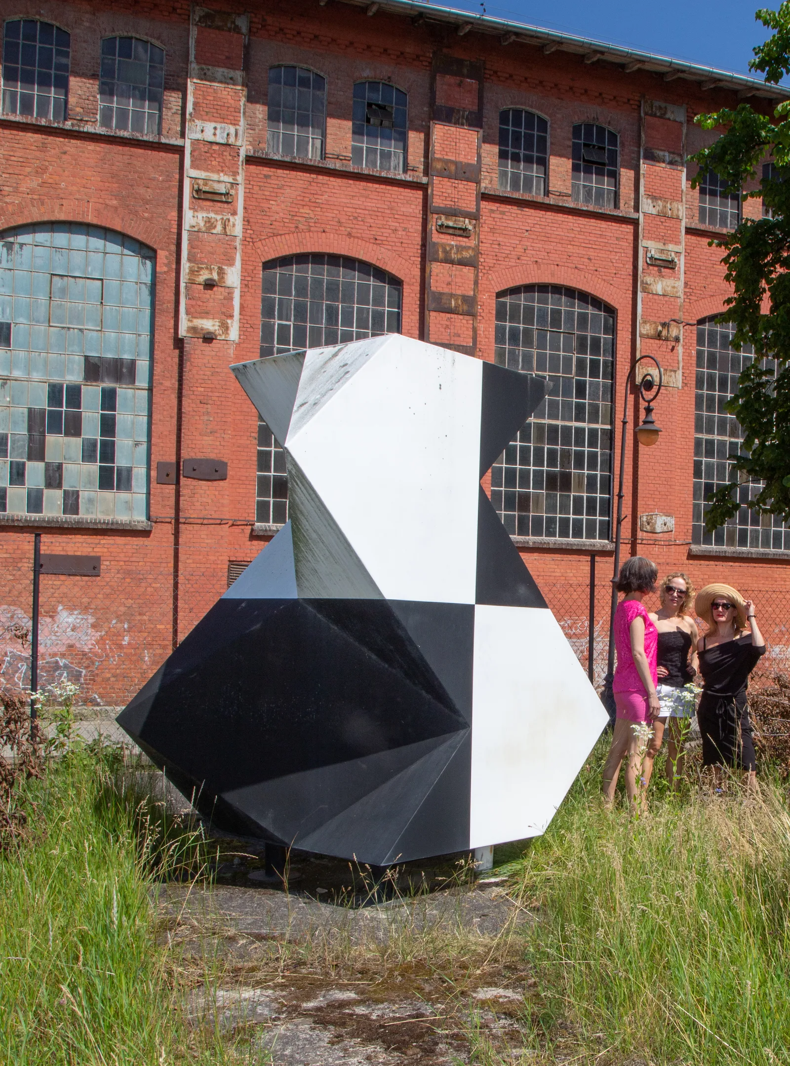 A spatial form created by Janusz Kapusta in 2012 during the artist's residence in Elbląg. It is located in the back of the Gallery EL courtyard, from Wałowa street. In the backgrou
