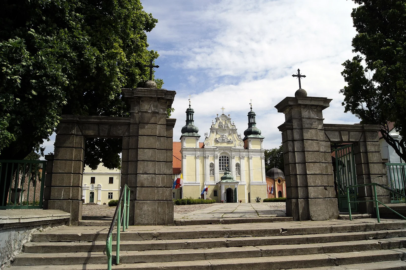 602352 kościół klasztorny norbertanek_brama frontowa.jpg