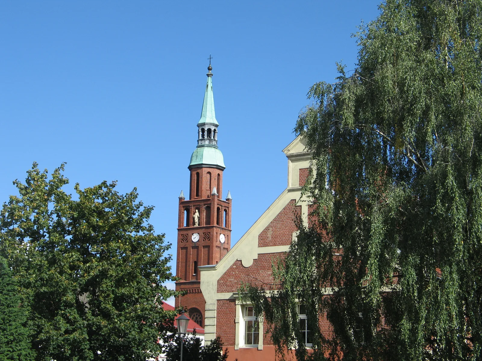 Rynek Starogardu Gdańskiego. Widok na ratusz i kościół św. Katarzyny.