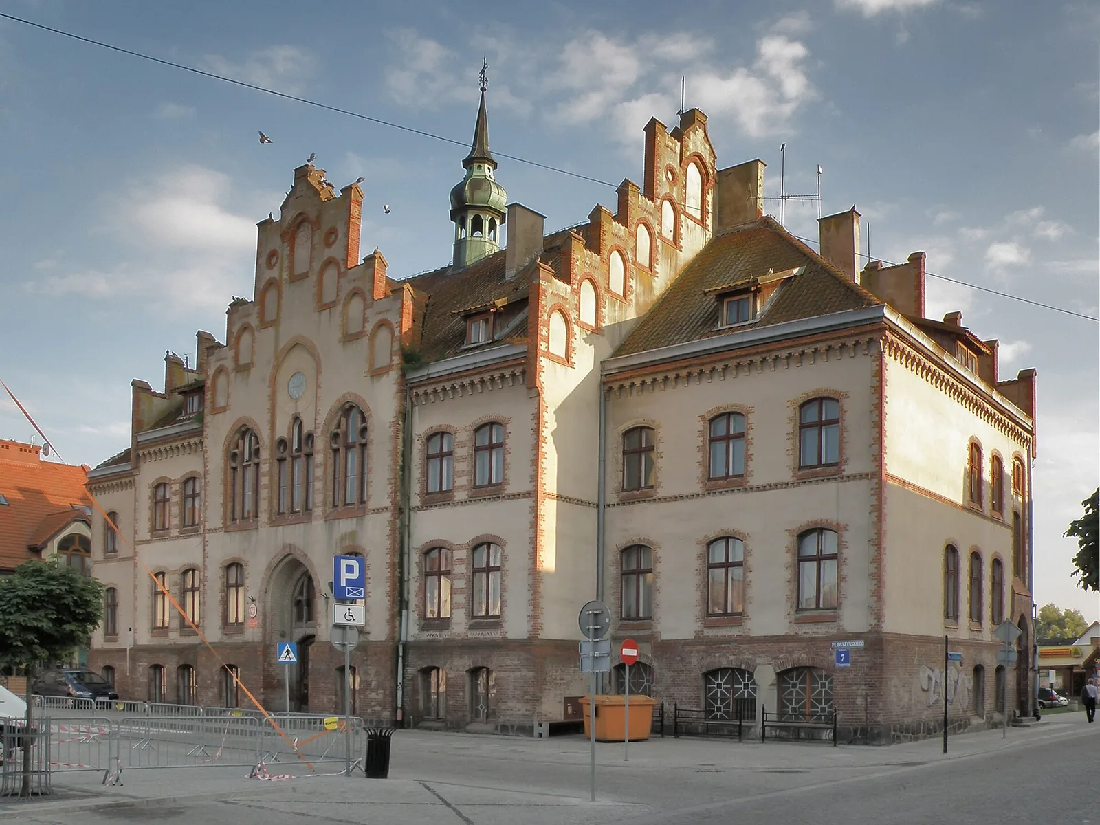 The making of this document was supported by Wikimedia Polska .
