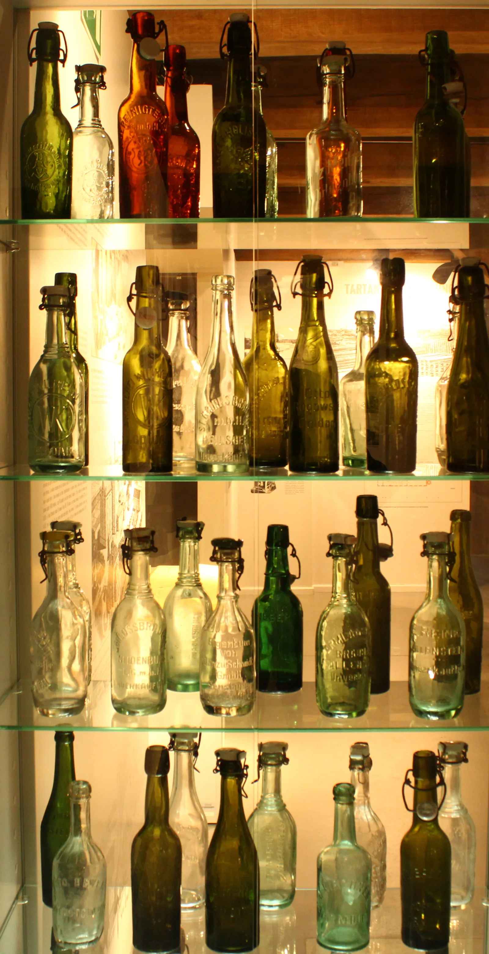 Butelki z lokalnych browarów w Muzeum Nowoczesności w Olsztynie