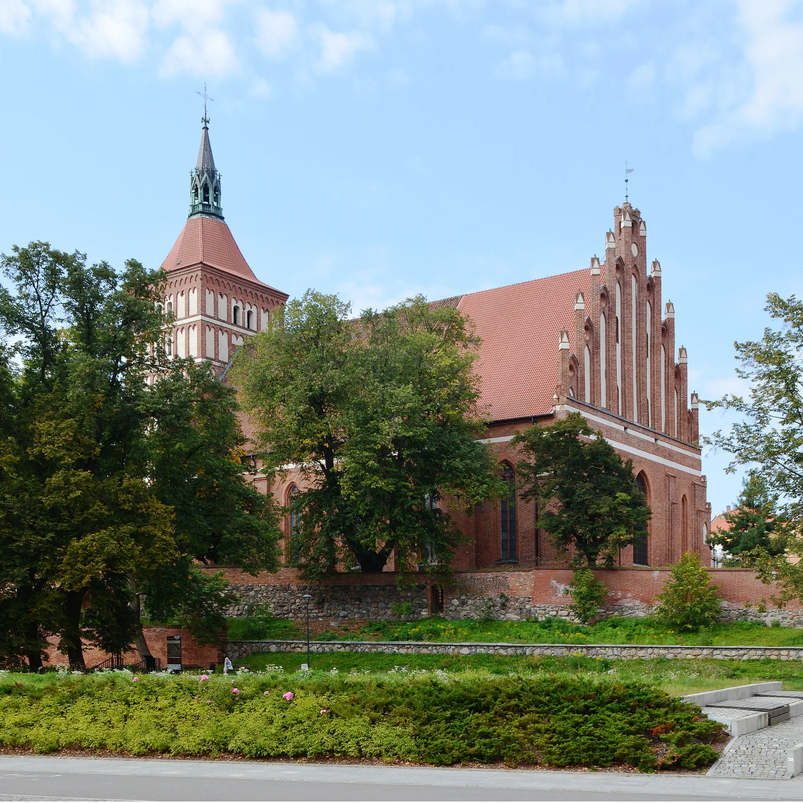 Olsztyn is a city on the Łyna River in northern Poland. It is the largest city and capital of the Warmian-Masurian Voivodeship . Today, the Castle of Warmian Cathedral Chapter hous
