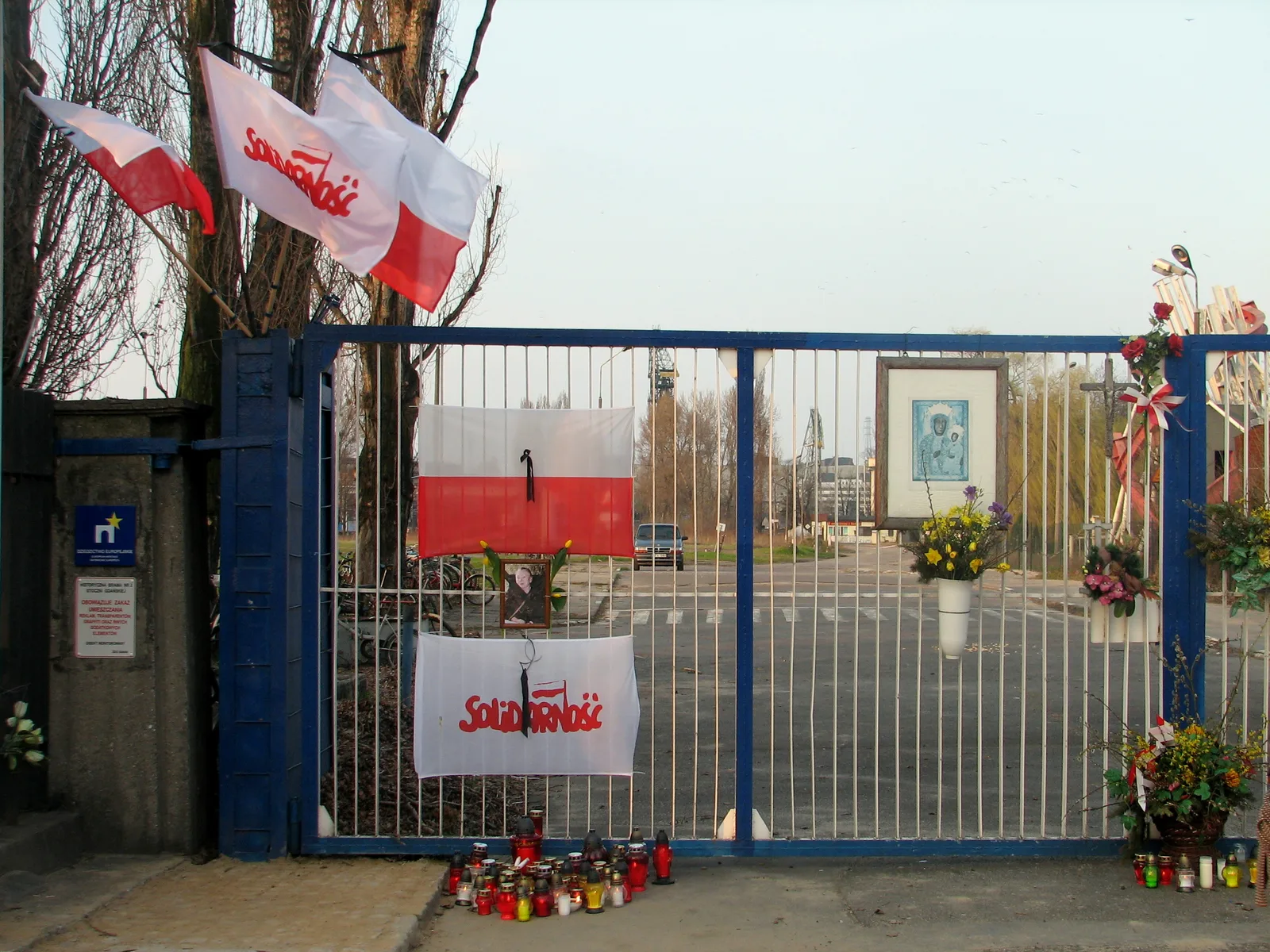 Solidarności Square in Gdańsk after president's plane crash 2010 . Political opinion of uploader is secret.