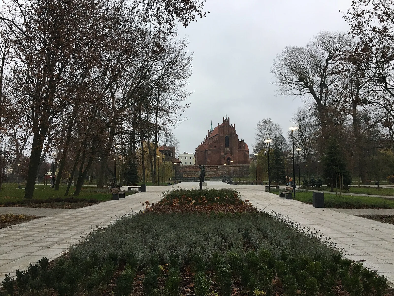 Park Miejski w Starogardzie Gdańskim, Główna Aleja, w tle fara św. Mateusza
