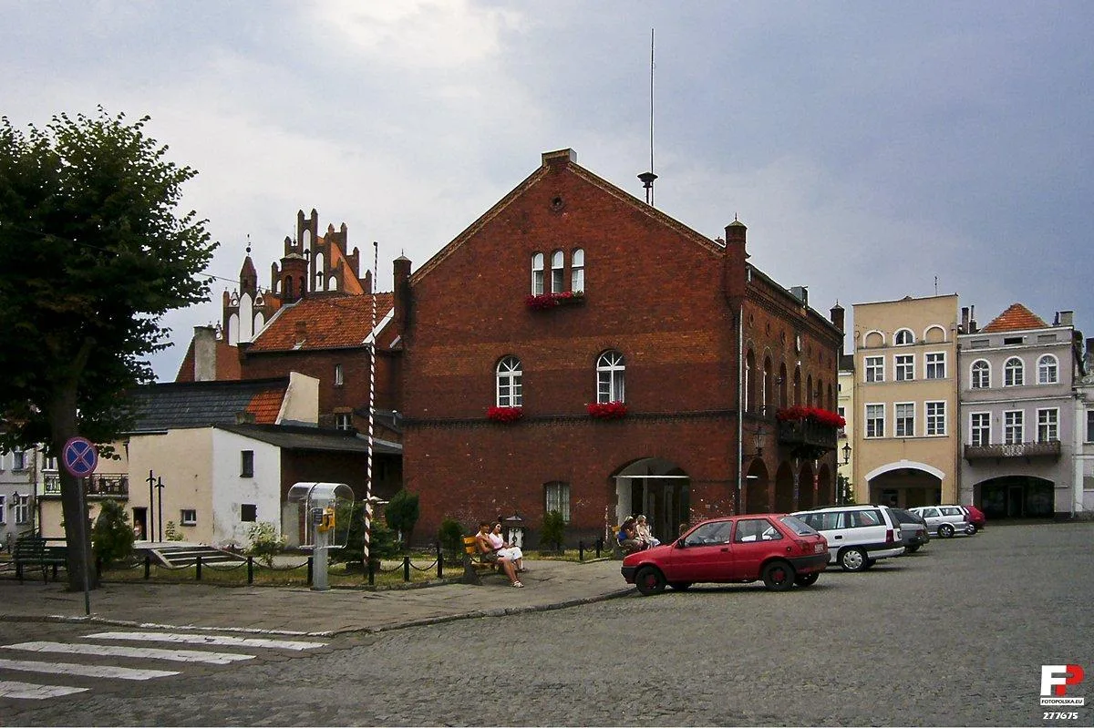 Rynek w Gniewie, oficjalnie Plac Grunwaldzki. Widok na Ratusz i fragment pierzei zachodniej.