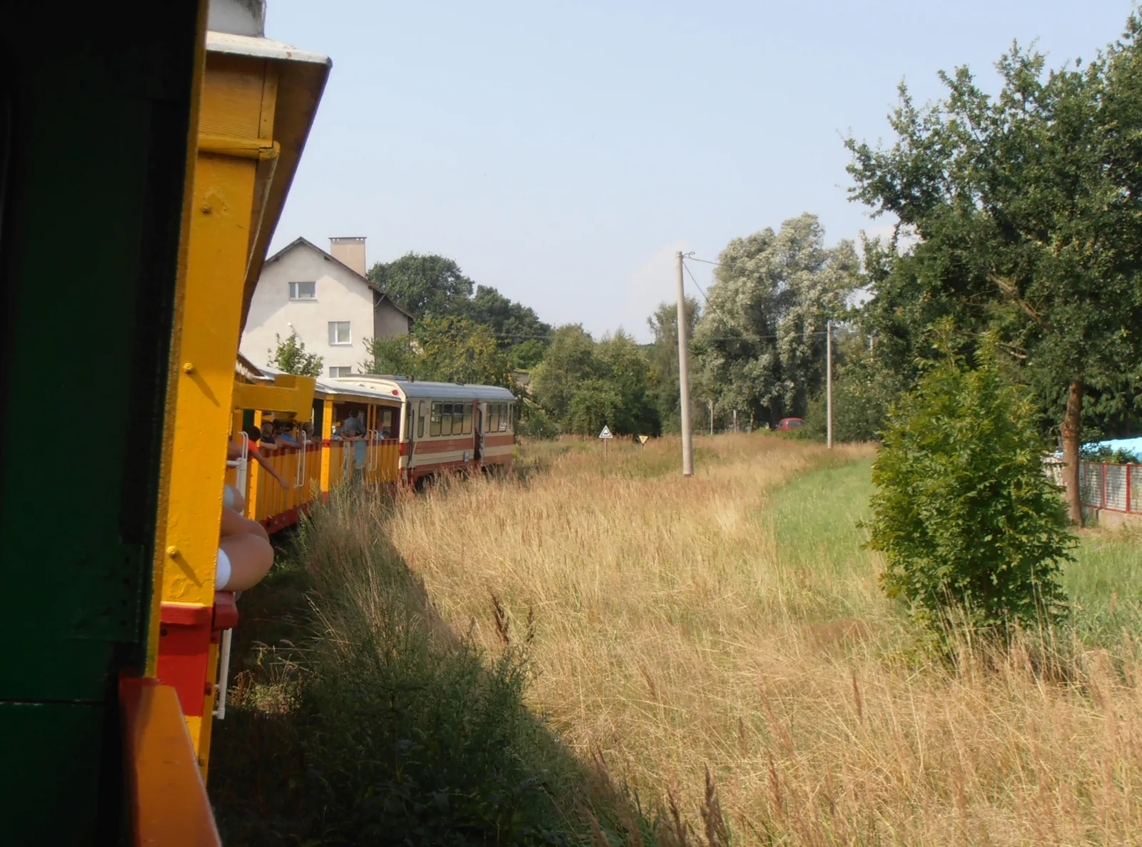 Sztutowo (pow. nowodworski, woj. pomorskie, Polska). Pociąg Żuławskiej Kolei Dojazdowej ze Sztutowa do Prawego Brzegu Wisły, prowadzony przez MBxd2-212, kilka minut po odjeździe z