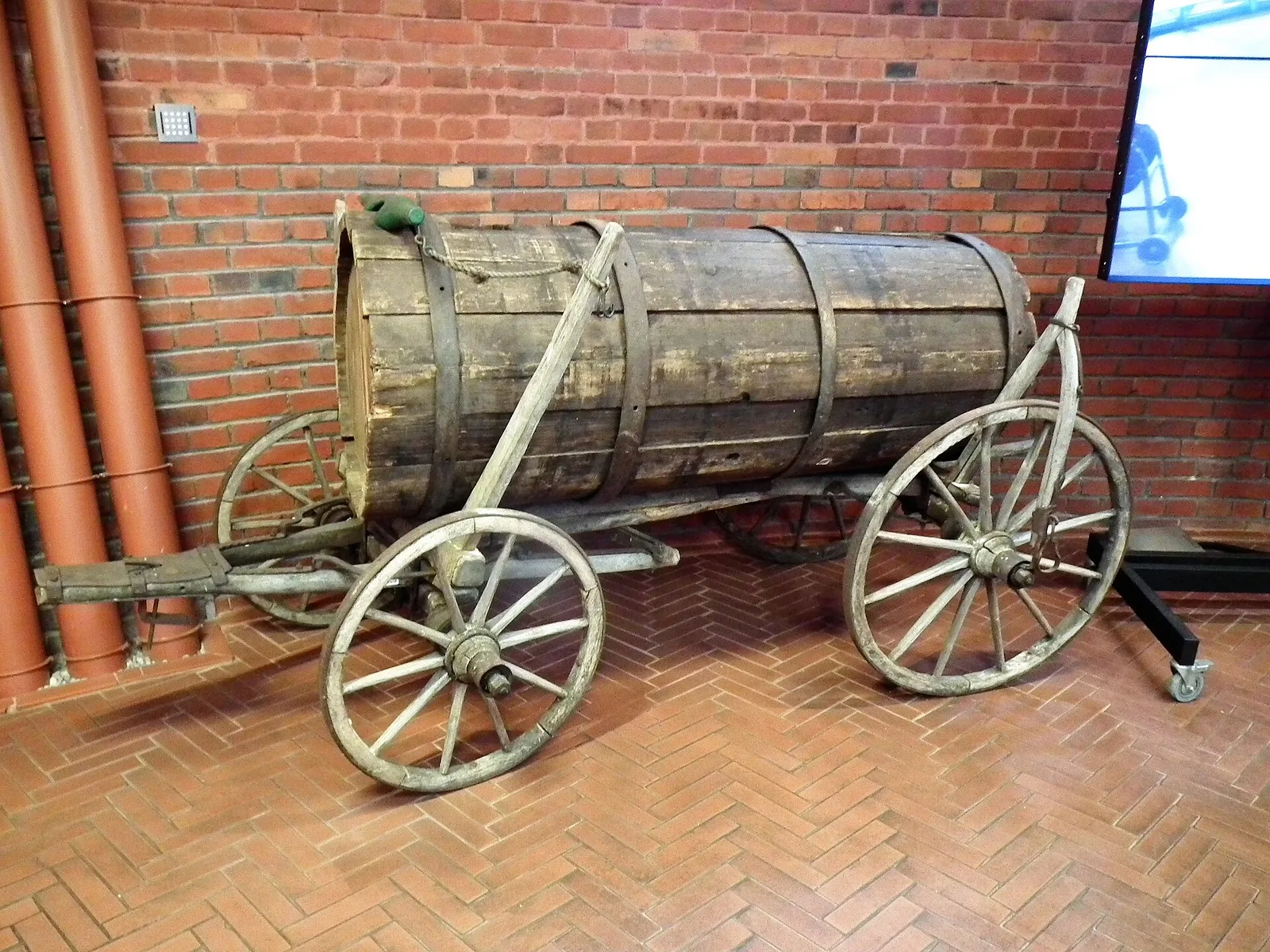 Wieża ciśnień w Bydgoszczy - Muzeum Wodociągów. Wnętrza. Beczkowóz.